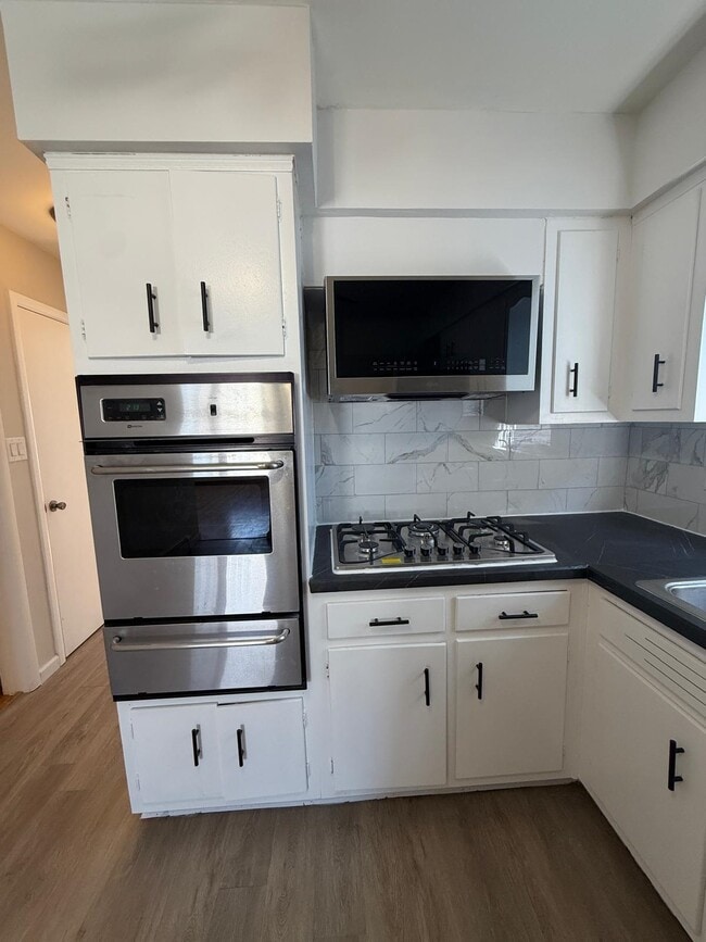 Photo - 10 E 10th St