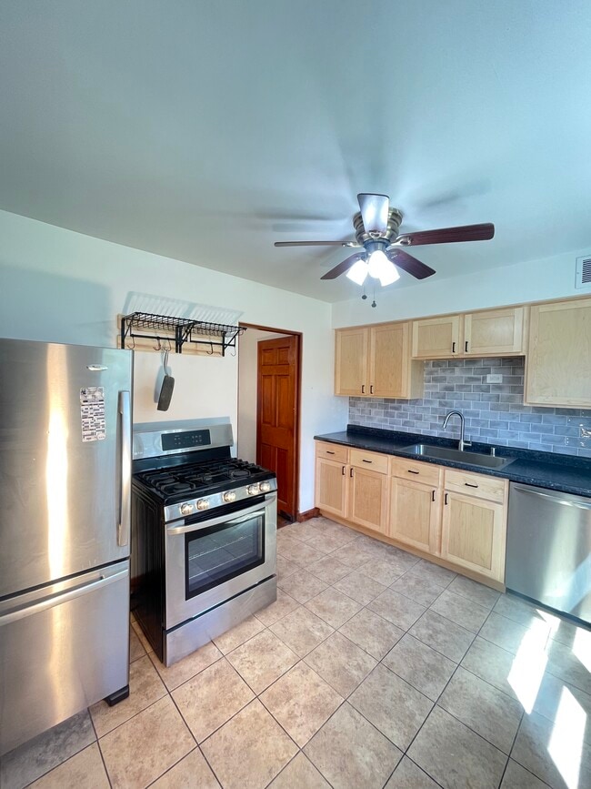 Building Photo - 6525 W Center St Unit 1