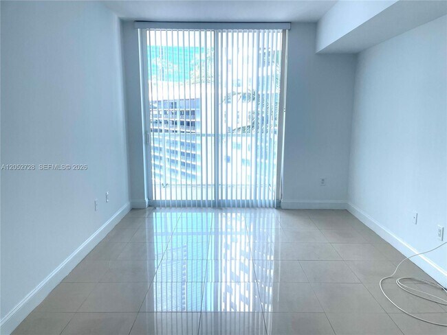 Photo - 218 SE 14th St Unidad 1004