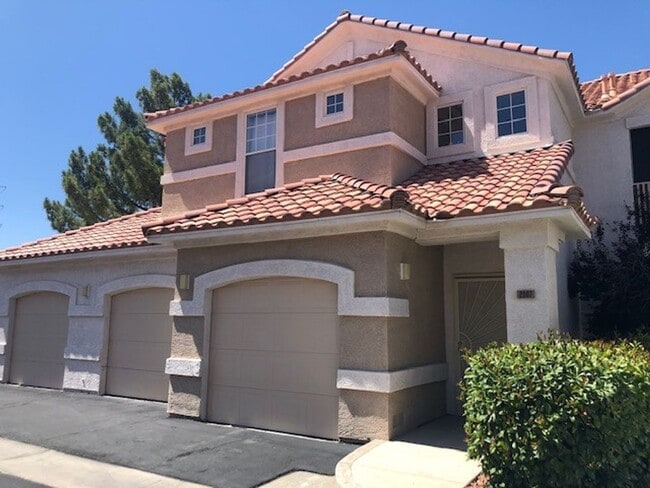 Building Photo - Great Condo, Convenient Location in a Gated Community Unit 2007 - Russell2007