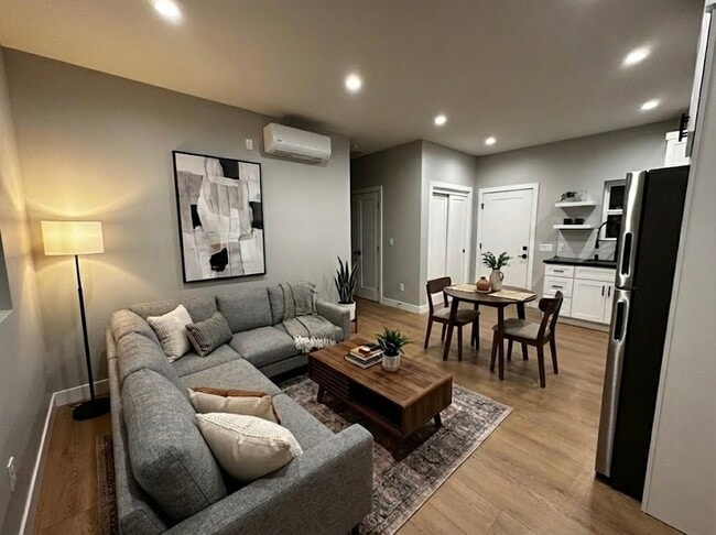 Building Photo - 2269 Euclid Ave Unit 2269 Euclid Ave B