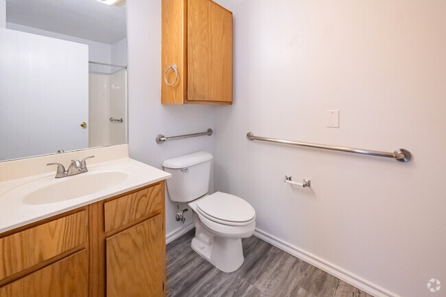 2BR, 1BA - 900SF - Bathroom