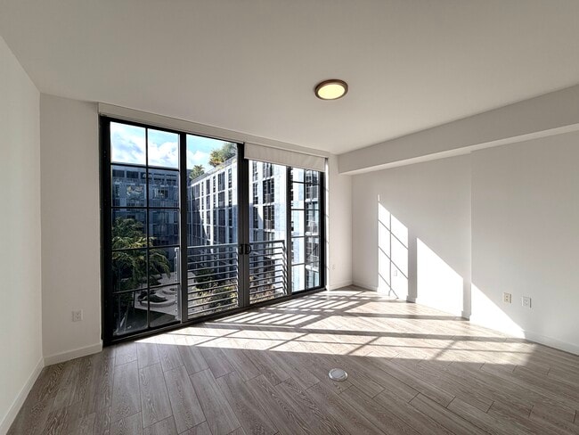 Building Photo - 218 NW 34th St Unit S4