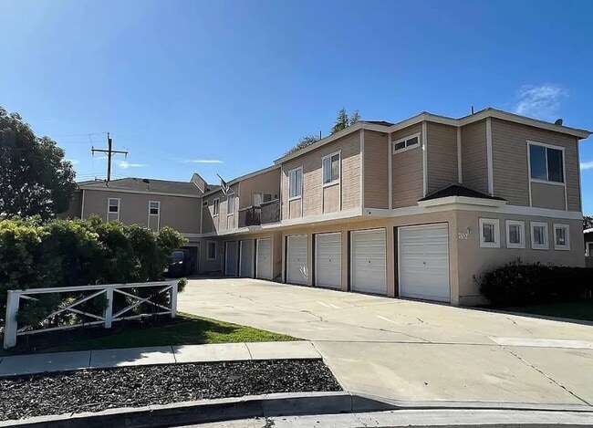 Building Photo - 702 Jay Cir Unit 101