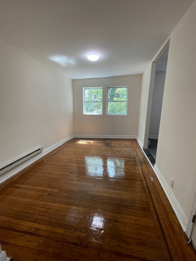 Dormitorio trasero - 614 E Brinton St