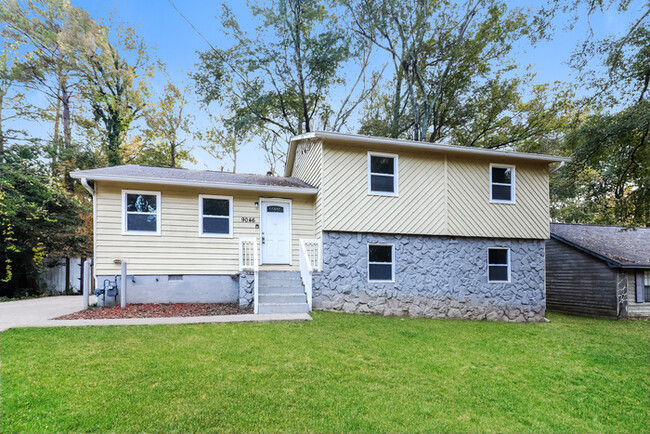 4-Bedroom Home in Jonesboro, GA - 4-Bedroom Home in Jonesboro, GA