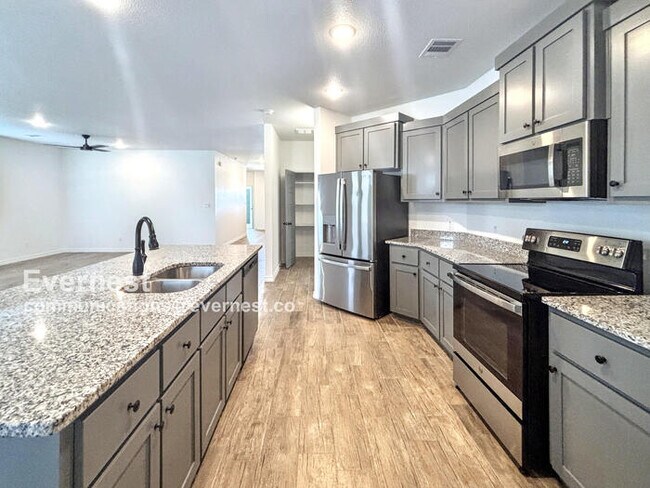 Photo - 2123 Hornbeam St