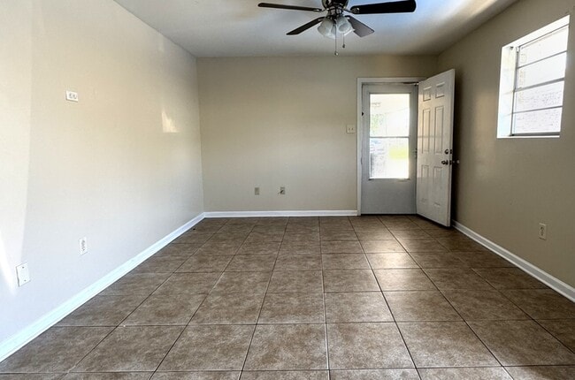 Photo - 208 W Genie St