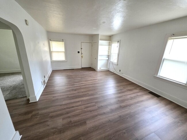 Building Photo - 751 Leonard Ave