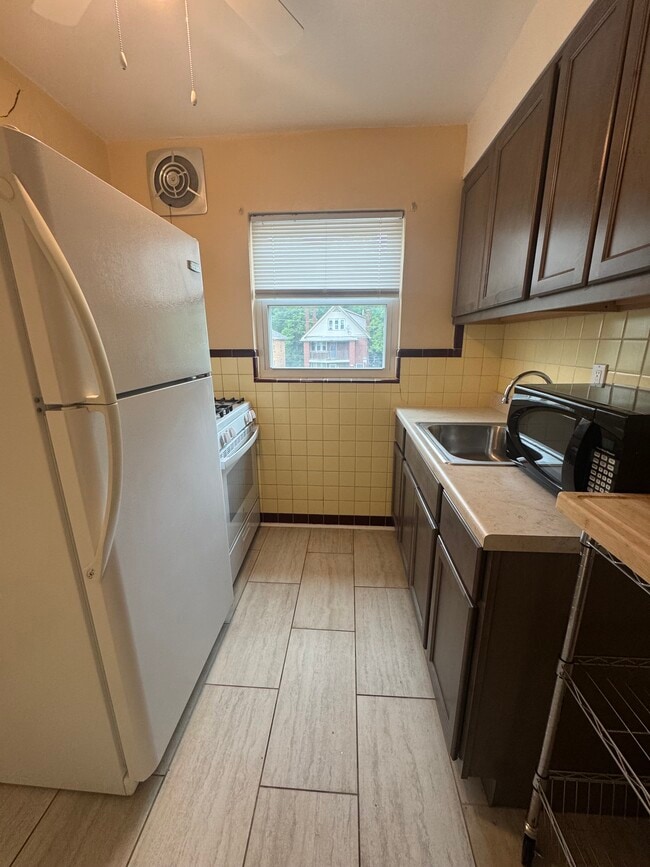 Kitchen - 3410 Cleveland Ct Unit 3