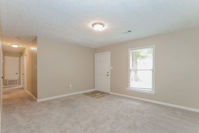 Photo - 570 Lakeridge Cir SE