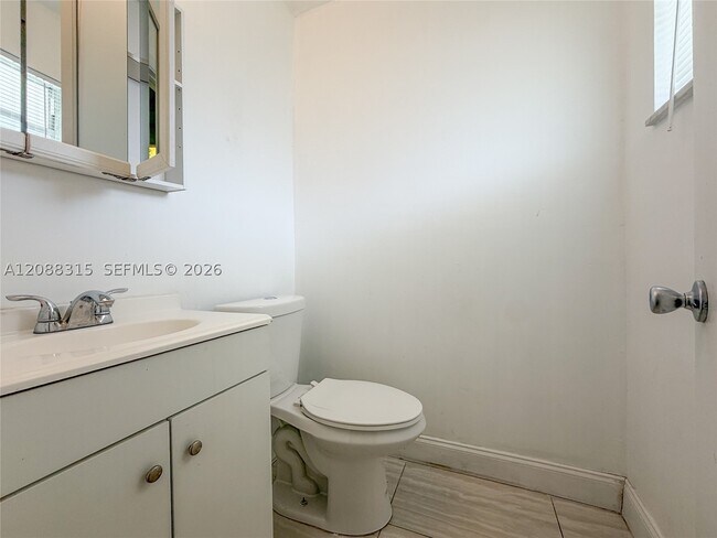 Photo - 5160 SW 40th Ave Unit 4D