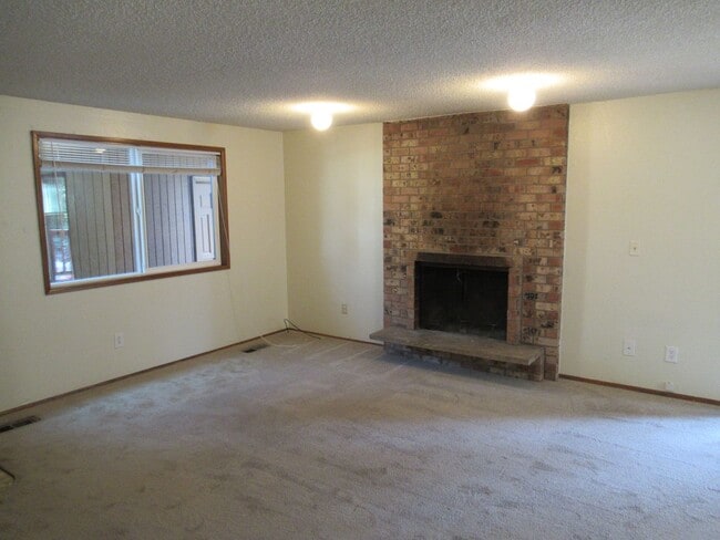 Building Photo - Large Two Bedroom w/ Garage Unit 2214