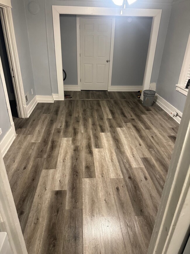 Amplia sala de estar - 304 Arthur Ave