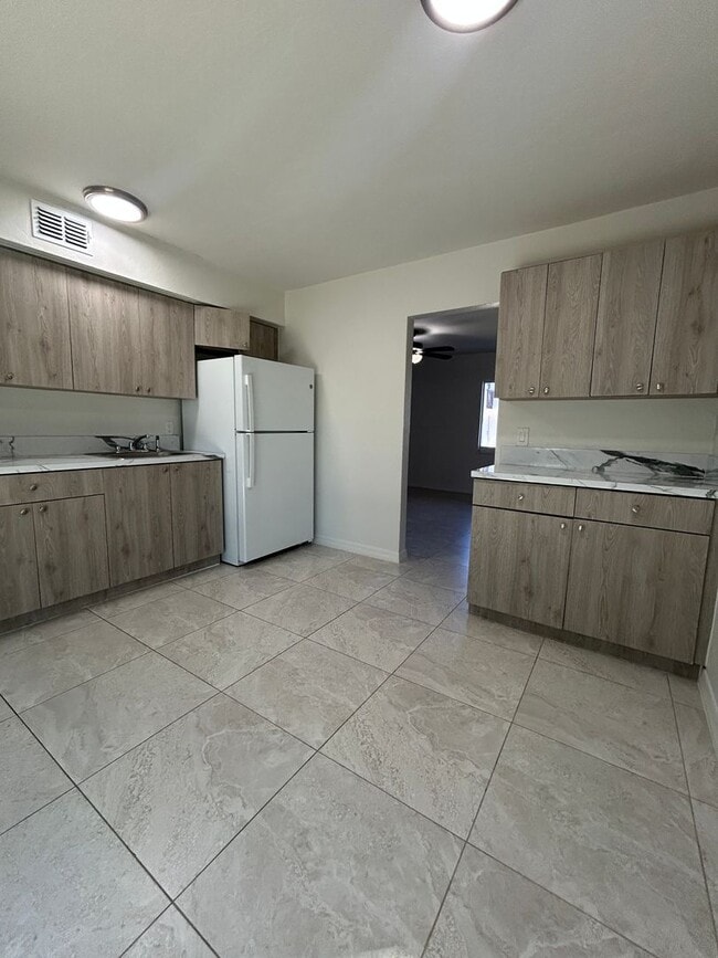 Photo - 2 bed 1 Bath Condo Unidad 3758 Lora Street,  2