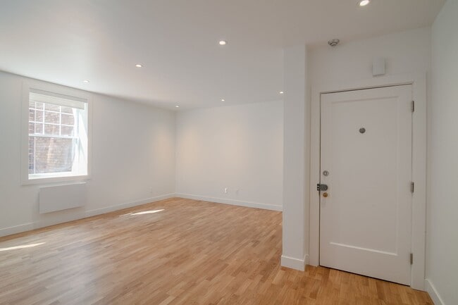 Photo - 2100 Rue du Fort Unit 303