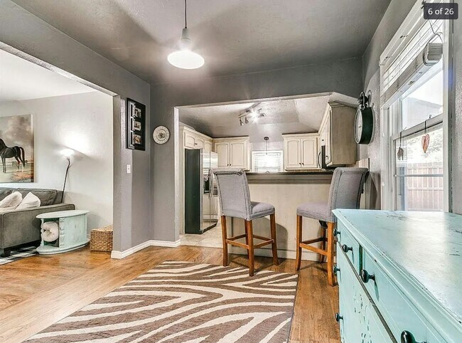 Photo - 401 E 8th St