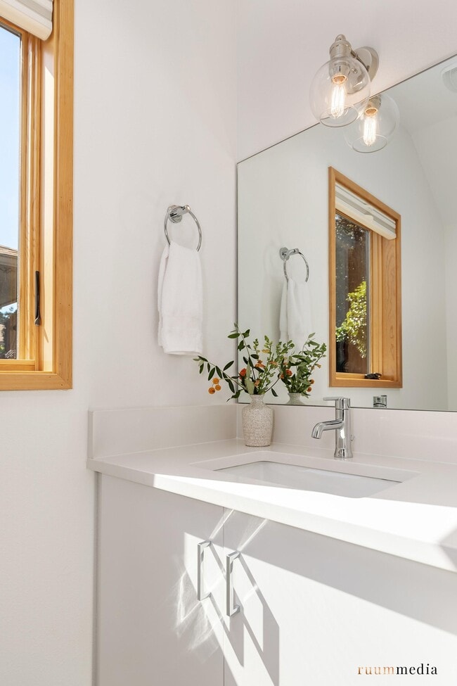 Photo - 2038 NE Morgan St