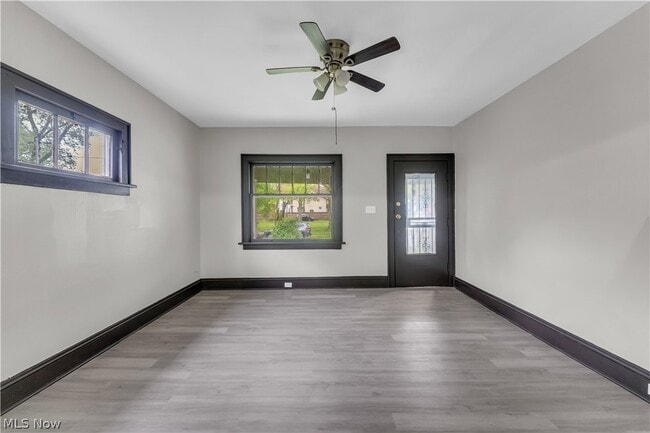 Photo - 1144 E 145th St Unidad 1/Right