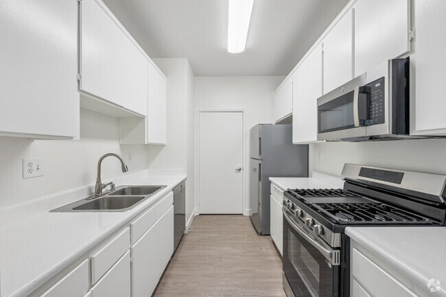 2BR, 2BA - 1090SF - Kitchen