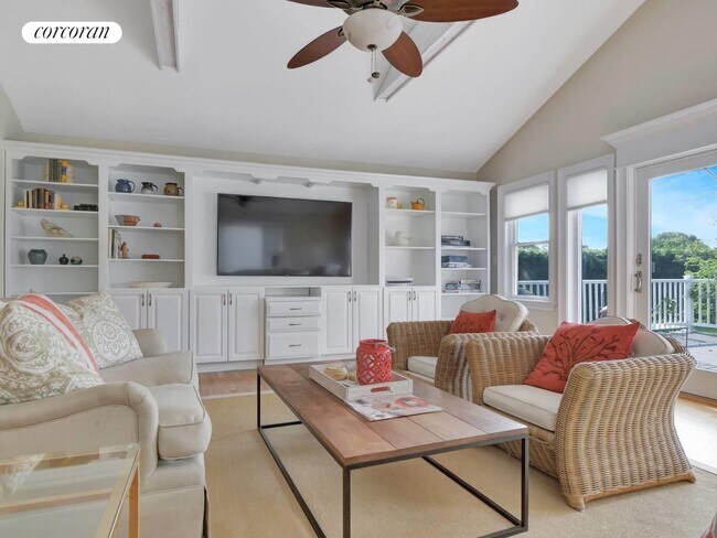 Photo - 250 White St