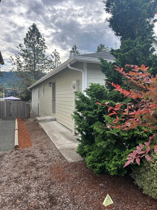 Photo - (870) College Street Duplex - 3 Bedroom / ... Unit 506