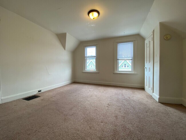 Photo - Stunning Two Bedroom in Oakland! One Off-S... Unit 03