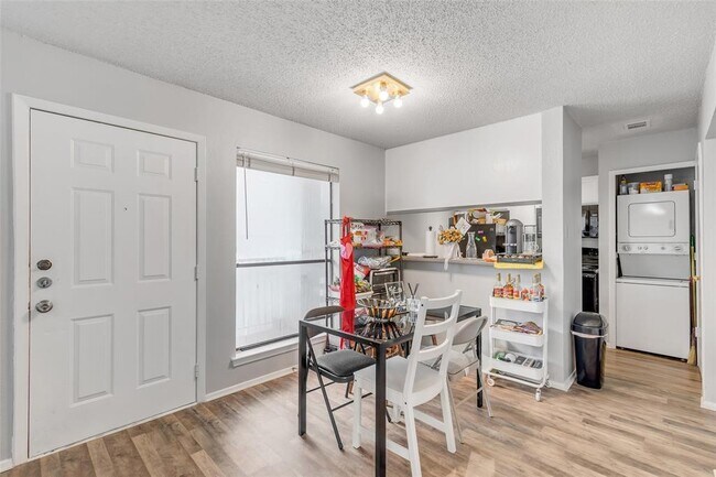 Photo - 3115 Helms St Unidad 210