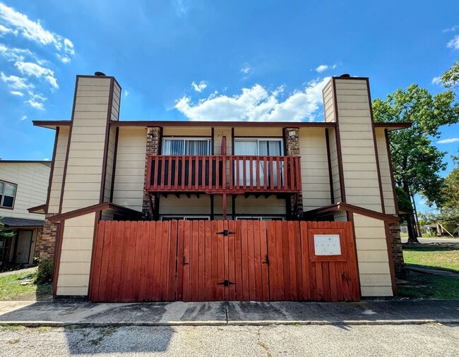 Building Photo - 3002 Chaucer Dr