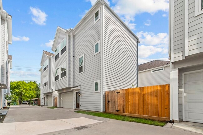 Building Photo - 623 Link Rd