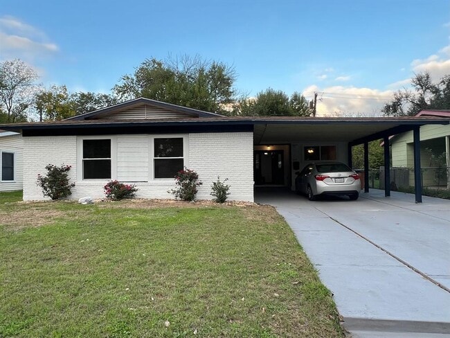 Building Photo - 1318 Broadmoor Dr