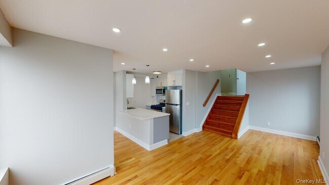 Photo - 67-39 Clyde St