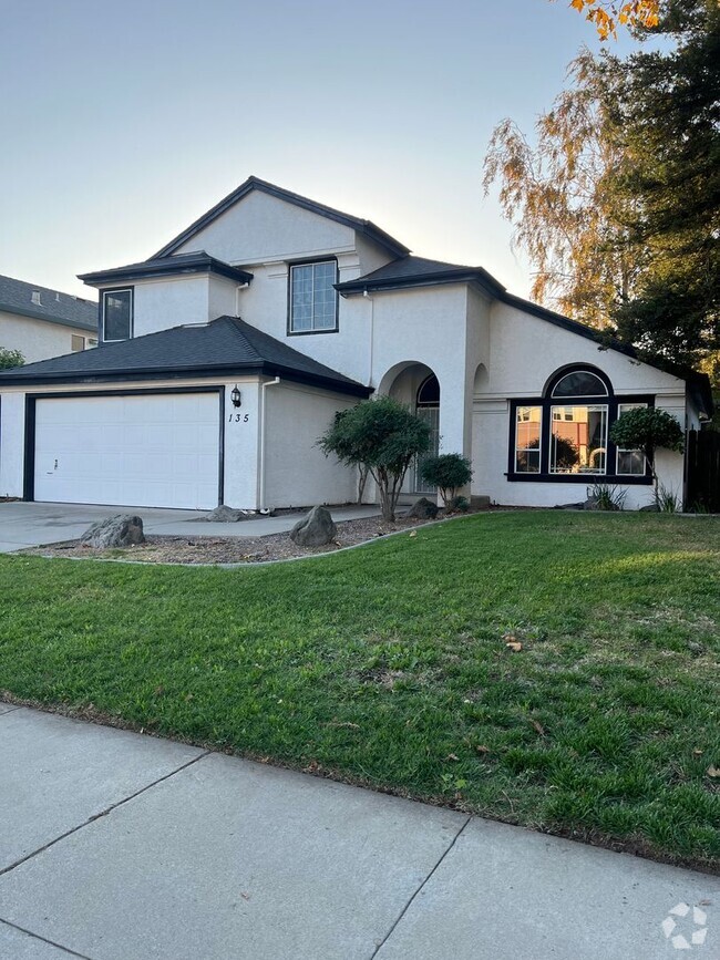 Building Photo - Lovely home well established neighborhood