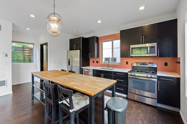 Photo - 2010 S Judkins St