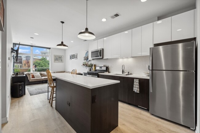 Photo - 713 N Milwaukee Ave