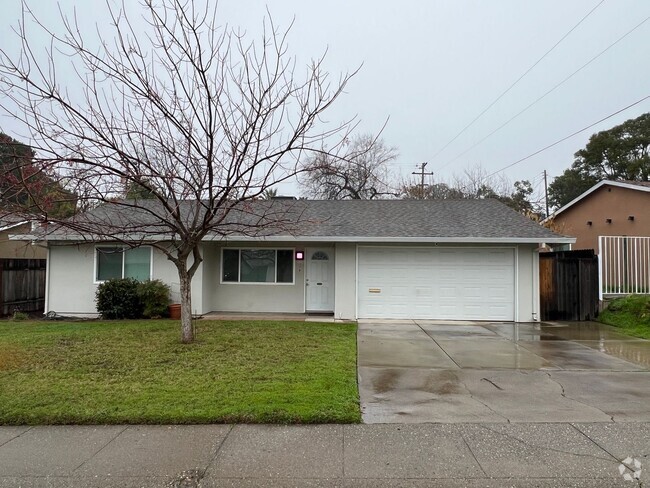 Building Photo - Lovely updated home with large backyard, c...