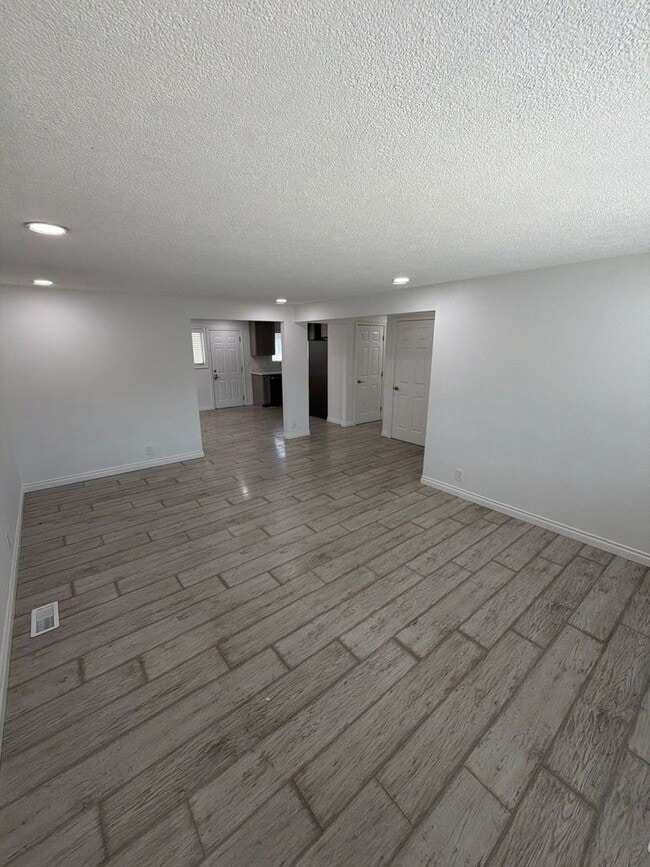 Photo - 1085 Saville Ave