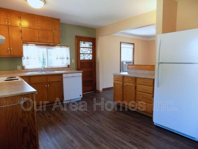 Photo - 225 3rd St E