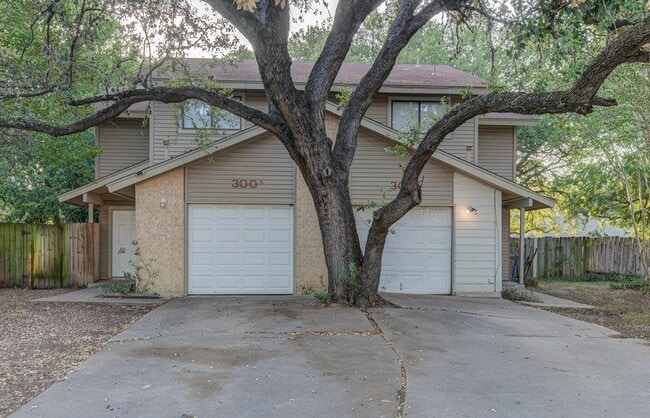 Photo - 300 Villa Oaks Cir