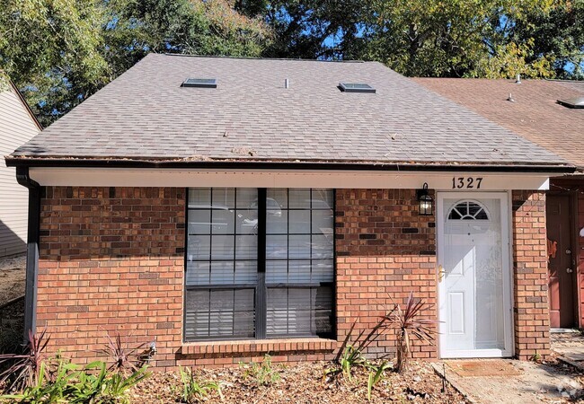 Building Photo - Updated 2 bedroom duplex with all wood flo... Rental