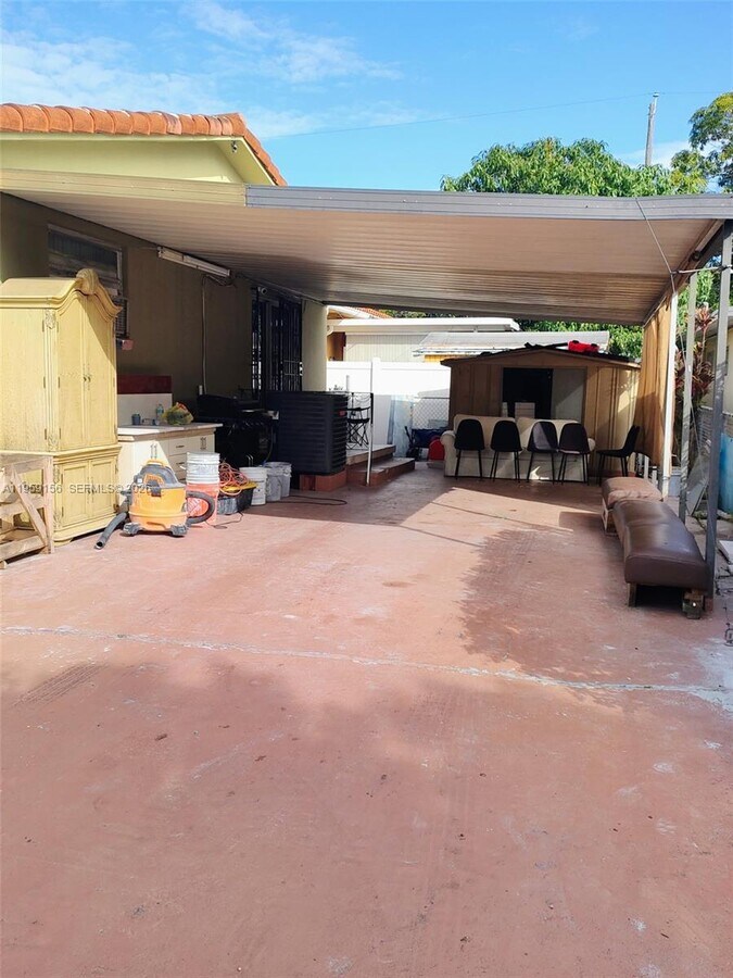 Photo - 525 SW 56th Ave