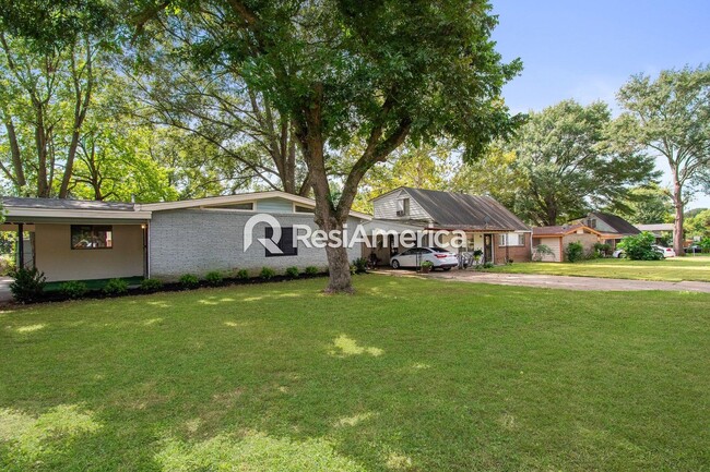 Building Photo - Thoughtfully Updated 3/1 in Westwood Rental