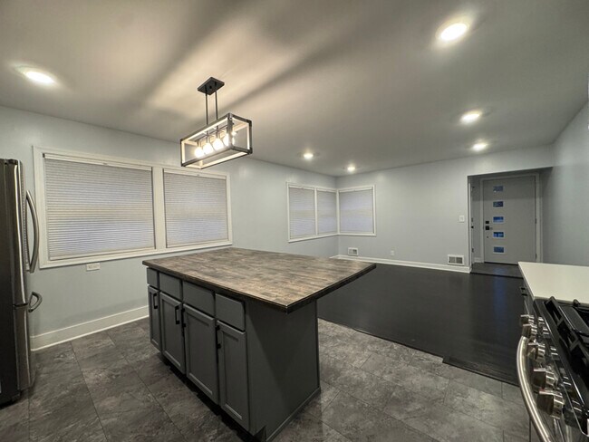 Photo - 3301 Johnson St NE Apartamento