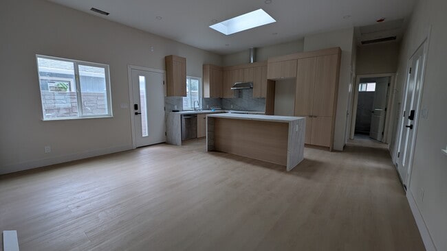 Espacio abierto, vista a la sala de estar/familiar/cocina 1 - 102 Loma Vista Ct