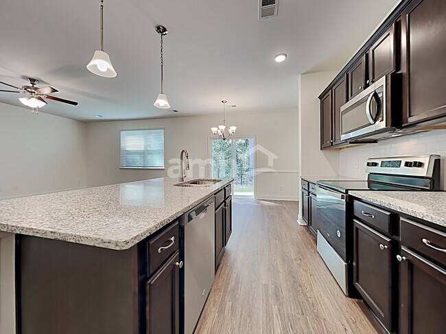 Photo - 505 W Lionel Rd