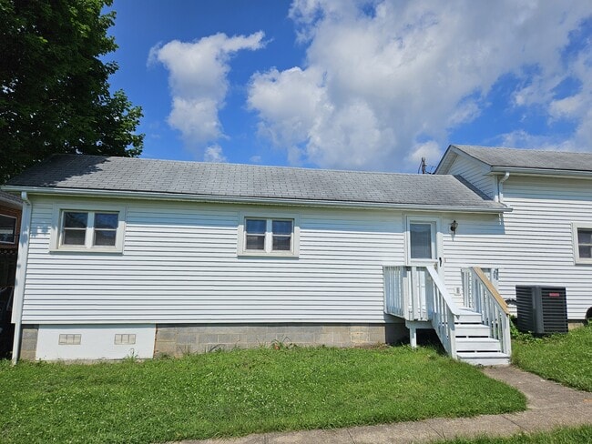 Photo - 208 E Main St