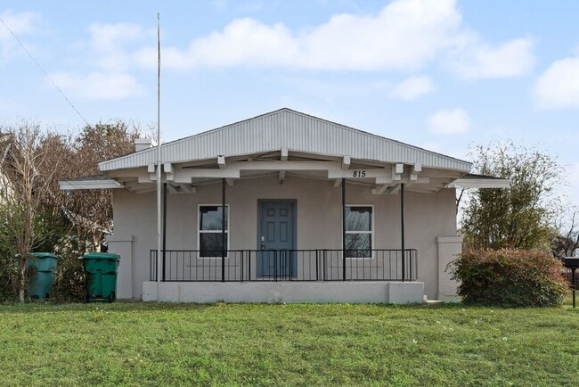 Building Photo - 815 N Travis St