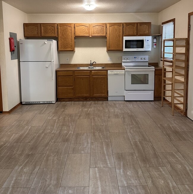 Kitchen, Great Room - 1008 Remington St