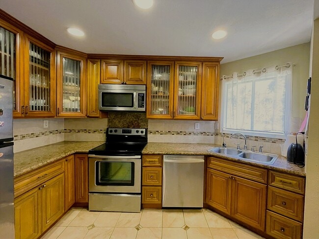Photo - 999 Evelyn Terrace W