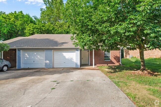 Building Photo - 3 Bedroom 2 Bath Duplex with Garage Rental
